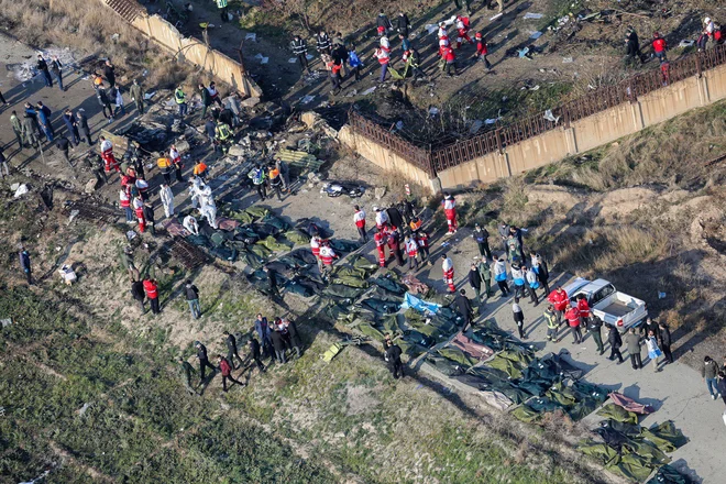 Mesto strmoglavljenja ukrajinskega potniškega letala v bližini teheranskega letališča. Foto Rouhollah Vahdati/Afp