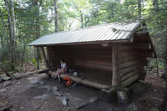 Eno od zavetišč na poti, New Hampshire. Okoli se ponavadi naberejo šotori, zaradi hrane v njih pa pogosto tudi medvedi. FOTO: osebni arhiv Jere Musič