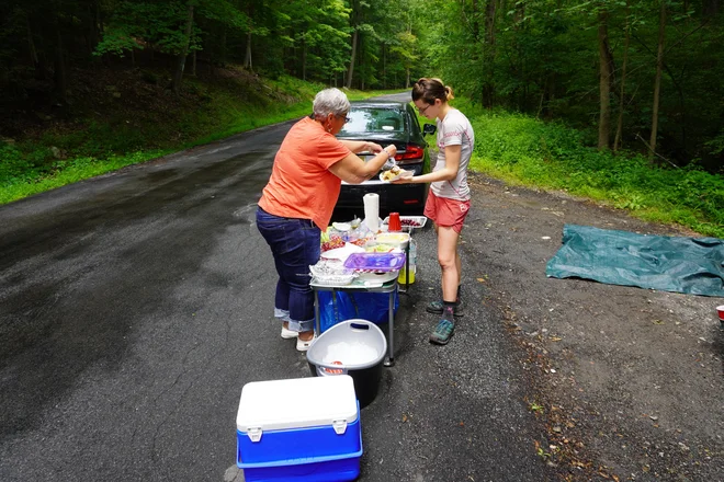 Nekje na poti po državi New York, Trail Magic. Prostovoljci so kot dobre vile, znajo pocrkljati utrujene in lačne pohodnike, nekateri jih tudi prenočijo, ali pa jih na poti poberejo z avtom, odpeljejo v mesto in potem znova nazaj na točko, kjer so jih pob