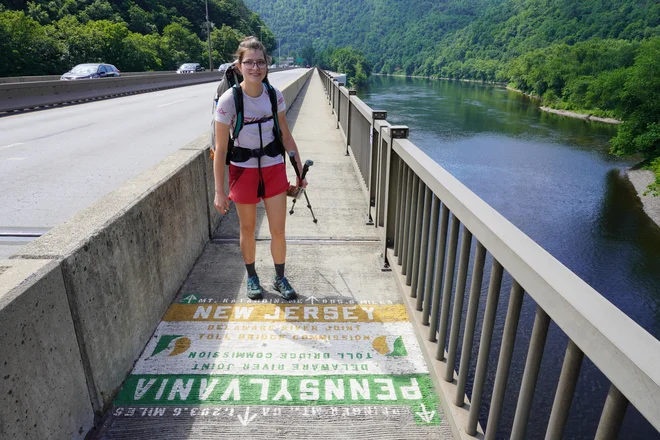 Na meji med zveznima državama Pensilvanija in New Jersey. Jera na poti ni zbolela, so jo pa vseskozi spremljali žulji in praske, kar pa se ji ne zdi omembe vredno. FOTO: osebni arhiv Jere Musič