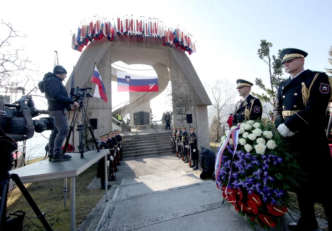 Letos v januarskih dneh spet, kot že mnogokrat doslej, poslušamo duhamorno mantro o tem, kakšen smisel je sploh imel poslednji boj Pohorskega bataljona na Osankarici, pa boji Cankarjevega bataljona v Dražgošah ... Foto Mavric Pivk