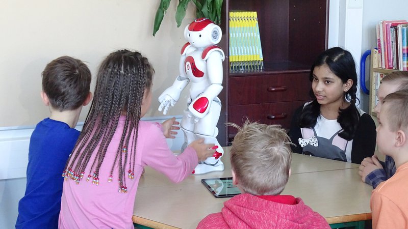 Fotografija: Robot v učilnici finske osnovne šole. Finski učenci za učenje porabijo bistveno manj časa od slovenskih, kljub temu pa dosegajo odlične rezultate. FOTO: Reuters