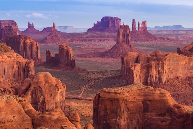 Režiser John Ford bi za svoje vesterne težko našel boljšo kuliso kot jo ponuja Monument Valley. FOTO: Shutterstock