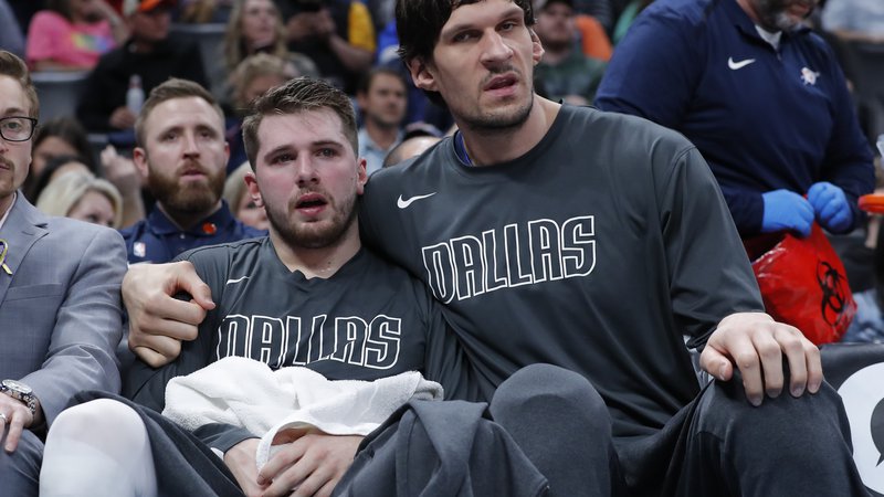 Fotografija: Dallasov center Boban Marjanović je z "medvedjim" objemom tolažil Luko Dončića, ki ga je prizadela smrt Kobeja Bryanta. FOTO: USA Today Sports