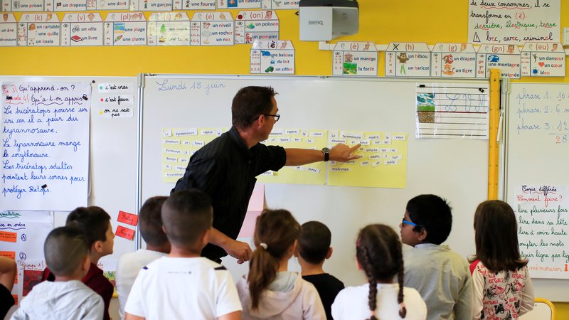 Fotografija: Velika večina učiteljev prinaša v šolo svojo človečnost in jo deli z učenci in dijaki, ne glede na (ne)napisana pravila delovanja šole. FOTO: Reuters