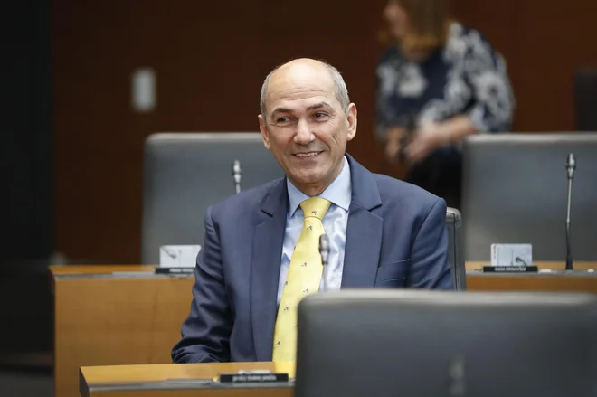 Koalicijski poslanci ponavljajo enake zahteve kot na začetku mandata: »S komerkoli, samo z Janšo ne.« Foto Leon Vidic