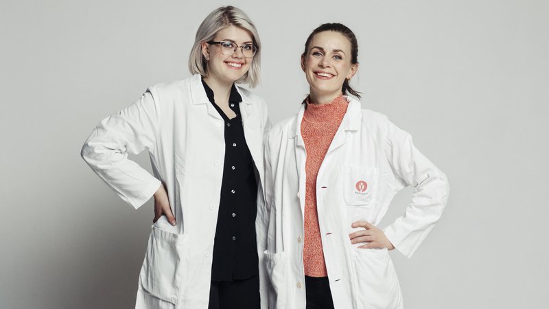 Fotografija: Zdravnici Ellen Støkken Dahl (levo) in Nina Brochmann sta o ženskih spolnih organih in njihovi uporabi napisali svetovno uspešnico. FOTO: Anne Valeur
