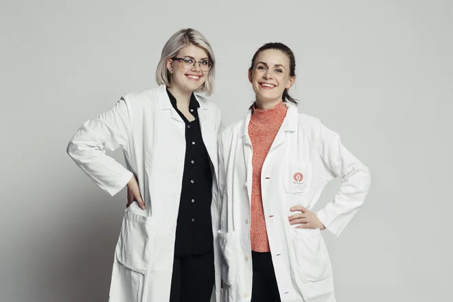 Zdravnici Ellen Støkken Dahl (levo) in Nina Brochmann sta o ženskih spolnih organih in njihovi uporabi napisali svetovno uspešnico. FOTO: Anne Valeur
