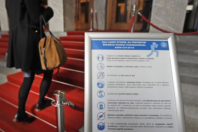 Ukrepi, opozorila v DZ. Koronavirus v Ljubljani, 10. marec 2020 Foto Leon Vidic/delo