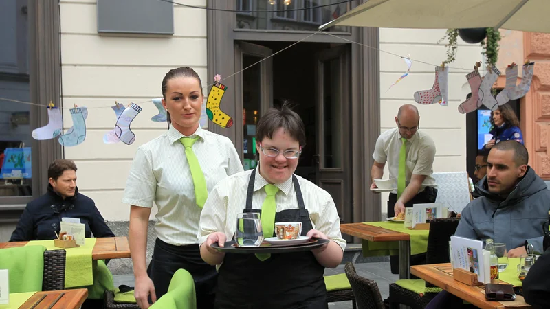 Fotografija: V Drugi violini v Ljubljani postrežejo pijačo in jedačo tudi mladi natakarji z downovim sindromom. FOTO: Blaž Samec