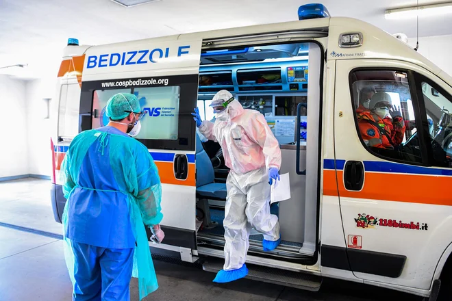 A medical worker wearing a face mask brings a patient in an ambulance arriving at the new coronavirus intensive care unit of the Brescia Poliambulanza hospital, Lombardy, on March 17, 2020. (Photo by Piero CRUCIATTI / AFP) Foto Piero Cruciatti Afp