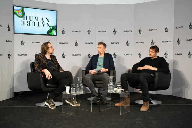 Ameriški avtor Daniel Pinchbeck, vodja debatno-filmskega programa festivala Daniel Erlacher in nemški pisatelj Norman Ohler med razpravo o tem, ali psihedeliki lahko rešijo svet. FOTO: arhiv festivala Elevate