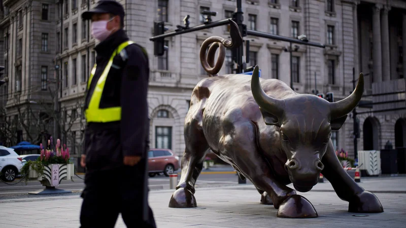 Fotografija: A security guard wearing a face mask walks past the Bund Financial Bull statue, following an outbreak of the novel coronavirus disease (COVID-19), on The Bund in Shanghai, China March 18, 2020. REUTERS/Aly Song TPX IMAGES OF THE DAY Foto Aly Song Reuters