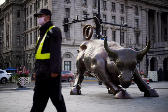 A security guard wearing a face mask walks past the Bund Financial Bull statue, following an outbreak of the novel coronavirus disease (COVID-19), on The Bund in Shanghai, China March 18, 2020. REUTERS/Aly Song TPX IMAGES OF THE DAY Foto Aly Song Reuters