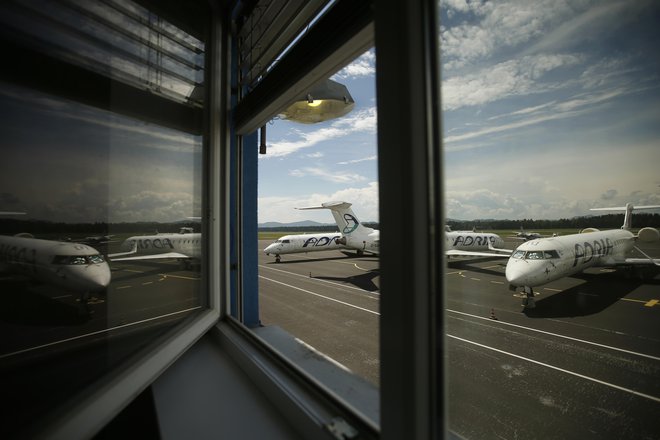 Letala na brniškem letališču so bila zaradi epidemije prizemljena. FOTO: Jure Eržen/Delo