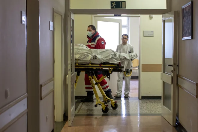 V bolnišnici je 18 obolelih s koronavirusno boleznijo 19, od tega dva na intenzivni terapiji. FOTO: Voranc Vogel/Delo