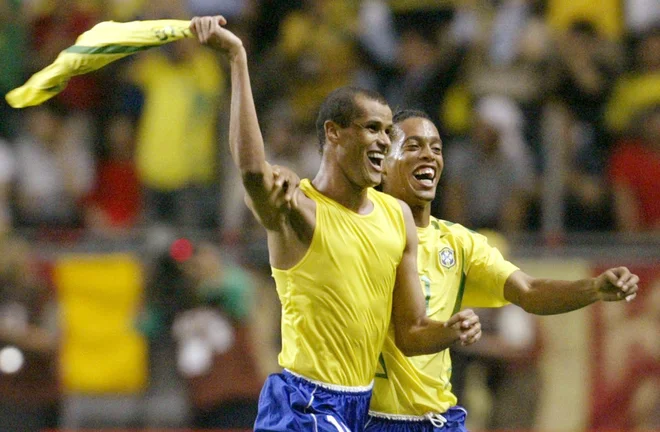 Rivaldo (v ospredju) in Ronaldinho med svetovnim nogometnim prvenstvom leta 2002. FOTO: Reuters