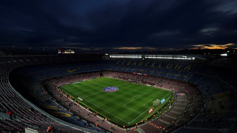 Izvedba tekme osmine finala lige prvakov med Barcelono in Napolijem na štadionu Camp Nou visi v zraku, možna je selitev prizorišča na Portugalsko. FOTO: Albert Gea/Reuters