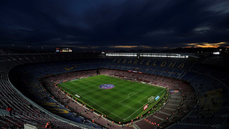 Fotografija: Izvedba tekme osmine finala lige prvakov med Barcelono in Napolijem na štadionu Camp Nou visi v zraku, možna je selitev prizorišča na Portugalsko. FOTO: Albert Gea/Reuters