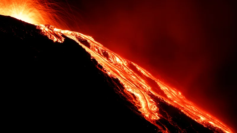 Fotografija: Nazadnje je močna erupcija vulkana na Stromboliju življenje zahtevala lani. FOTO: Antonio Parrinello/Reuters