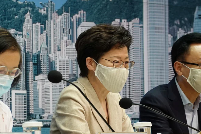 Hongkonška voditeljica Carrie Lam je opozorila, da so razmere res kritične. FOTO: Joyce Zhou/Reuters