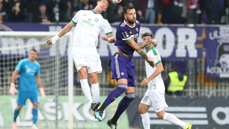Andres Vombergar (v skoku) in Rok Kronaveter (v ozadju desno) sta leta 2018 zmlela Mariborčane v 34. kolu v Ljudskem vrtu. FOTO: Tadej Regent/Delo