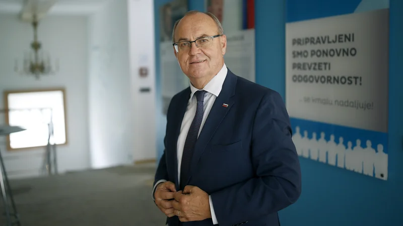 Fotografija: Če rekonstrukcije vlade, ki bi jim prinesla dodatno ministrstvo, ne bo, NSi pričakuje, da se njihovo »število zanesljivih poslanskih glasov v parlamentu« v koaliciji kako drugače uravnoteži. FOTO: Blaž Samec/Delo