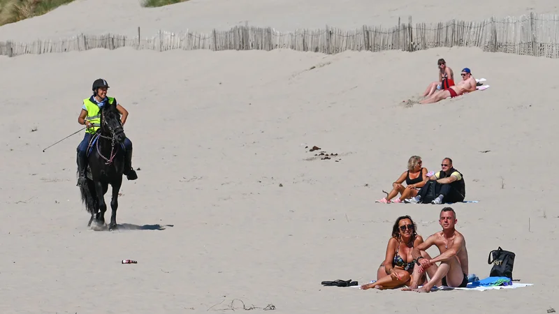 Fotografija: Sredi maja so bile plaže v bližini kraja Berck na severu Francije napol prazne. FOTO: Denis Charlet/AFP