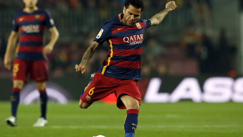 Fotografija: Dani Alves je bil dolgo med udarnimi aduti tiste sanjske Barcelone. FOTO: Albert Gea/Reuters