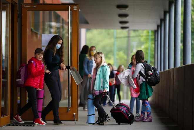 Osnovne in srednje šole so na začetku julija dobile okrožnice ministrstva za izobraževanje s ključnimi izhodišči za organizacijo pouka. Foto Matej Družnik