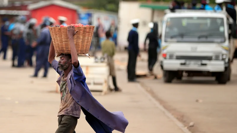 Fotografija: Revščina najrevnejših držav zaradi pandemije narašča. Med njimi je tudi afriški Zimbabve, kjer so oblasti tako kot drugod sprejele ukrepe za preprečitev širjenja virusa. FOTO: Philimon Bulawayo/Reuters