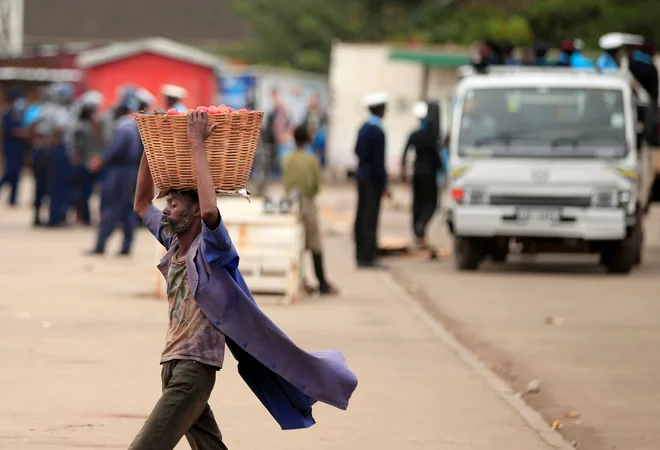 Revščina najrevnejših držav zaradi pandemije narašča. Med njimi je tudi afriški Zimbabve, kjer so oblasti tako kot drugod sprejele ukrepe za preprečitev širjenja virusa. FOTO:&nbsp;Philimon Bulawayo/Reuters