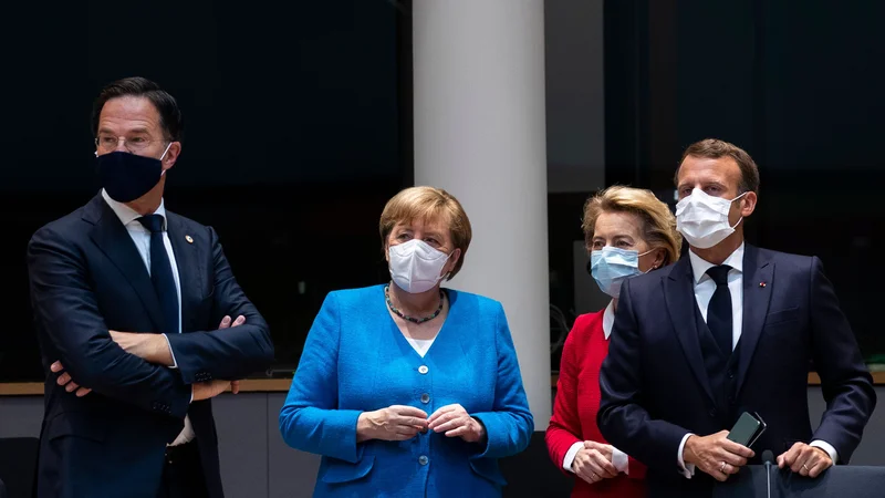Fotografija: Od leve proti desni: nizozemski premier Mark Rutte, nemška kanclerka Angela Merkel, predsednica evropske komisije Ursula von der Leyen in francoski predsednik Emmanuel Macron. FOTO: Francisco Seco/AFP