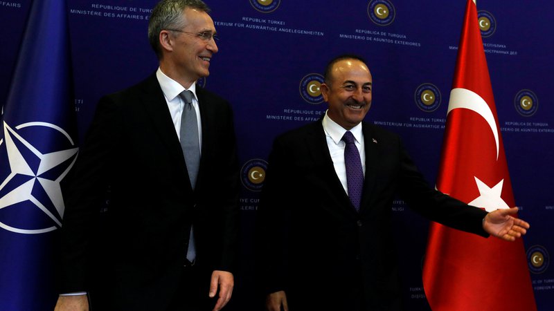 Fotografija: Mislimo drugače kot Rusi, vendar naši odnosi z njimi niso tako krhki, je turški zunanji minister Mevlut Cavusoglu (desno) izjavil po srečanju z generalnim sekretarjem Nata Jensom Stoltenbergom. FOTO: Reuters