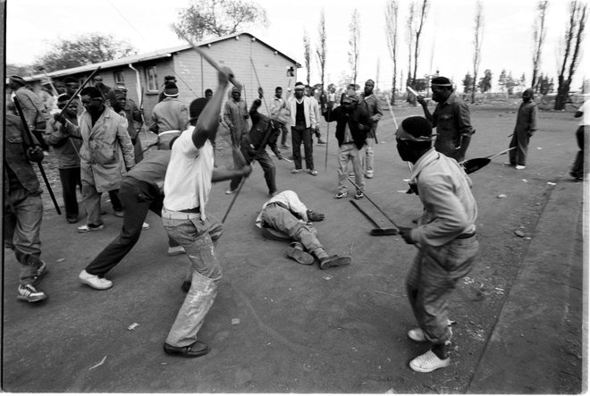 Pripadniki Inkathe so leta 1990 v Sowetu do smrti pretepli pripadnika Afriškega nacionalnega kongresa (ANC). Marinovich obžaluje, da žrtvi ni pomagal. FOTO: Greg Marinovich