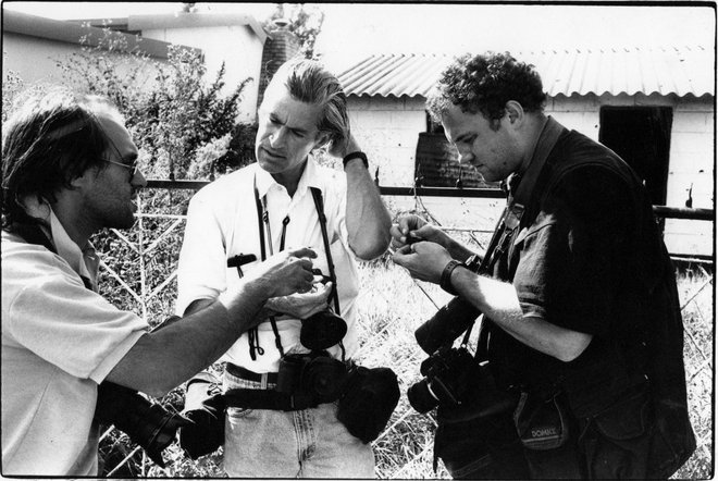 S fotografi kluba Bang Bang je sodeloval tudi znani ameriški fotograf James Nachtwey (v sredini). Levo je João Silva, desno Greg Marinovich. FOTO: Ken Oosterbroek
