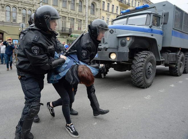 Policija je potrebovala več kot dve uri, da je razpodila vse protestnike, pri tem pa naj bi delno uporabila tudi nasilje.
