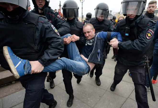 Navalni, ki ni smel nastopiti na volitvah 19. marca, je za danes pozval k protestom po vsej Rusiji pred inavguracijo Putina za nov mandat. FOTO: Olga Maltseva/AFP