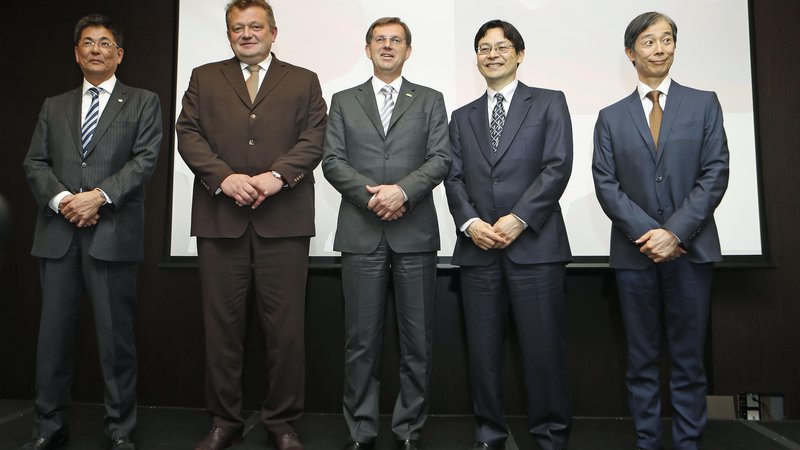 Fotografija: Katsuya Nagano (Hitachi), Aleksander Mervar (Eles), Miro Cerar, Takaši Omote (NEDO) in Keiji Fukuda (veleposlanik Japonske).