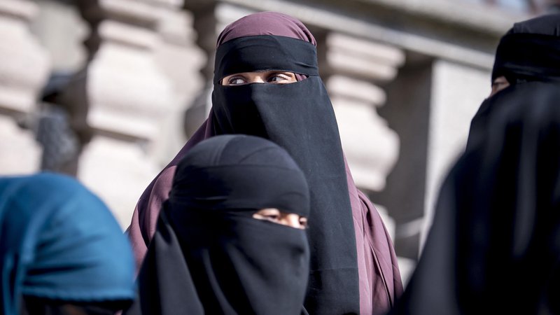 Fotografija: Ni znano, koliko žensk na Danskem nosi burko ali nikab. FOTO Mads Claus Rasmussen/AP