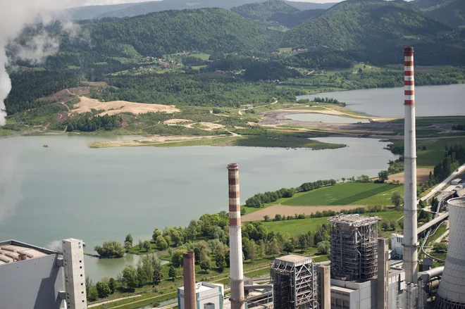 Pregrada med Velenjskim (zgoraj) in Šoštanjskim jezerom, kamor je Toming inženiring brez dovoljenj vgradil odpadno zemljo iz Celja. Foto MOV/Jan Apat