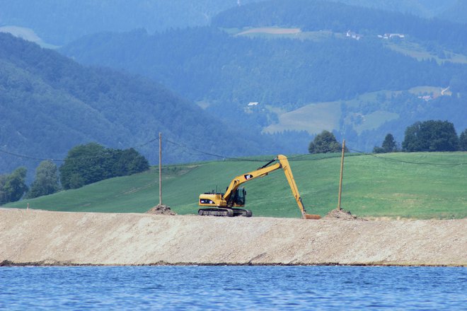Dela na pregradio med Velenjskim jezerom in Šoštanjskim (tudi Družmirskim) jezerom. Foto Brane Piano/DELO
