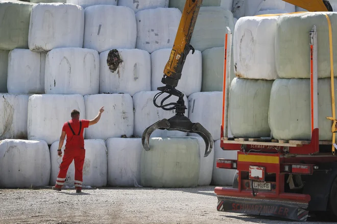 Publikus je začel odvažati bale odpadne plastike, ki jih je navozil blizu vasi Študa in Mala Loka. FOTO: Leon Vidic