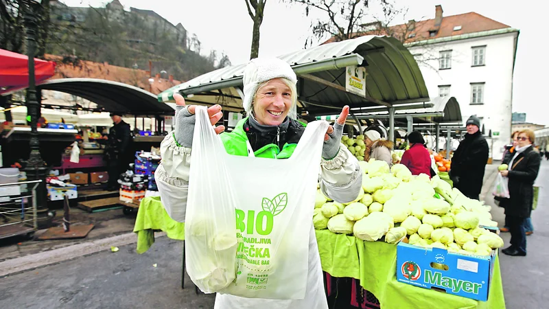 Fotografija: Biorazgradljiva plastika ni rešitev, temveč le zamenjava ene vrste plastike z drugo, njena uporaba pa je v nasprotju s hierarhijo ravnanja z odpadki in konceptom krožnega gospodarstva. FOTO: Matej Družnik