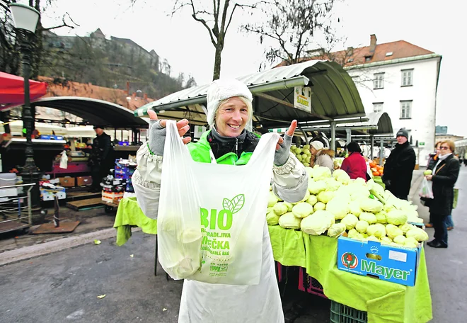 Biorazgradljiva plastika ni rešitev, temveč le zamenjava ene vrste plastike z drugo, njena uporaba pa je v nasprotju s hierarhijo ravnanja z odpadki in konceptom krožnega gospodarstva. FOTO: Matej Družnik