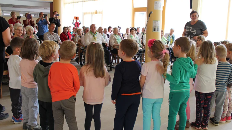 Fotografija: Cene oskrbe v domovih za starejše so se ta mesec povišale za 1,3 do 3,9 odstotka. Foto Oste Bakal