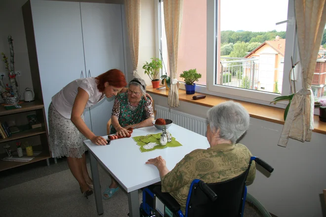 V nekaterih zavodih so delavcem zaradi varčevanja pri urah na dan praznika ali ob nedeljah pisali koriščenje ur iz preteklega obdobja. Foto Jože Pojbič