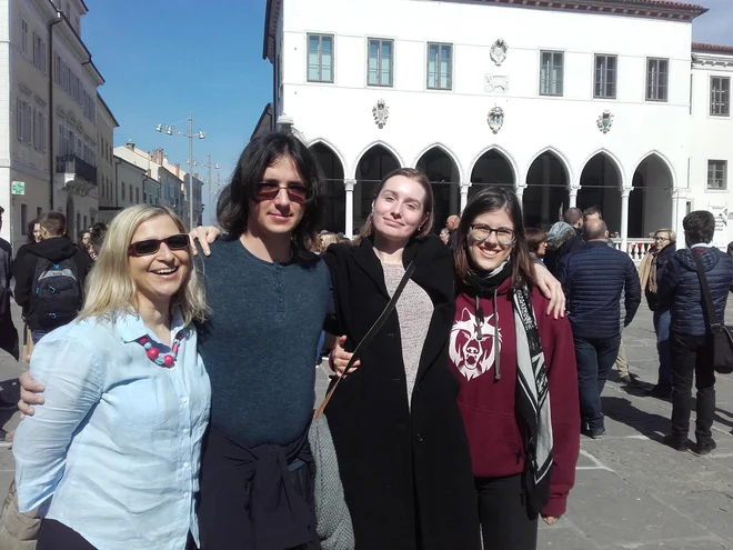 Helena Cerkvenik je javna uslužbenka iz Sežane in pravi, da je ekološko usmerjena in si je za prihod v Koper vzela proste ure. Gimnazijec Tomaž meni, da je prišlo več ljudi kot na protest proti Popoviču pred leti. Študentki Maruška in Kaja pa sta pogrešali boljše ozvočenje. Med protestniki sta prepoznali tudi svoje nekdanje gimnazijske profesorje, kar ju je razveselilo. FOTO: Nataša Čepar/Delo