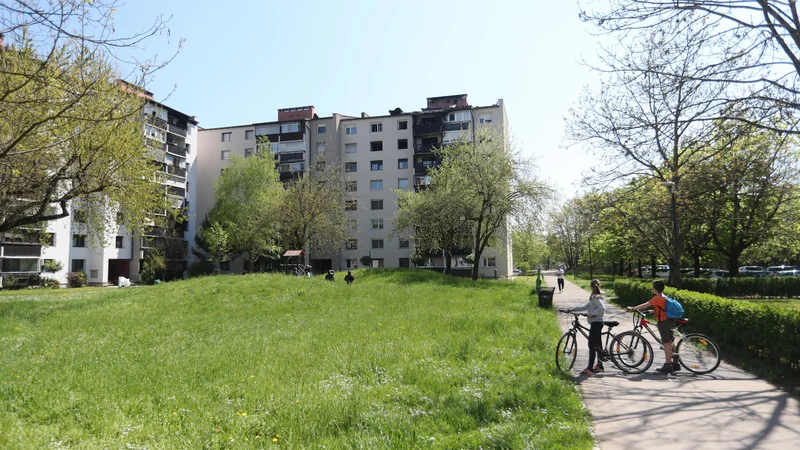 Fotografija: Med zahtevami v pozivu za nakup stanovanj za starejše sta bližina zelenih območij in sprehajalnih poti ter mirna lokacija oziroma spalno naselje. Foto Dejan Javornik