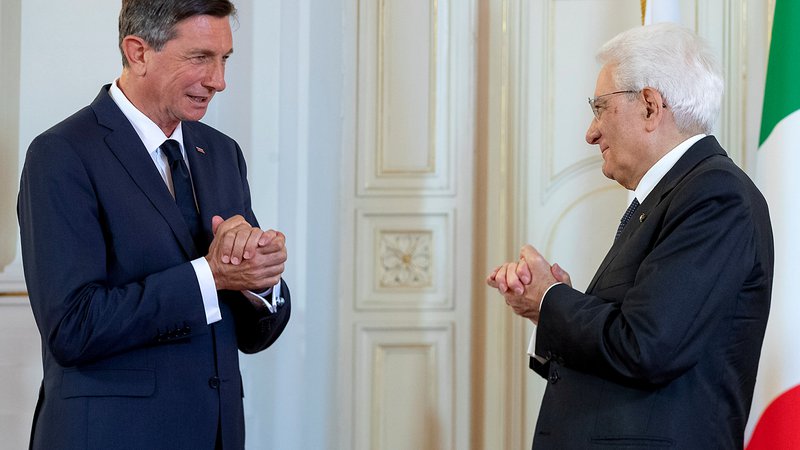 Fotografija: Italijanski predsednik Sergio Mattarella in slovenski predsednik Borut Pahor v Trstu. FOTO: Reuters